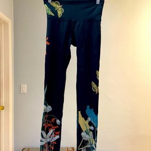 NOLI YOGA LEGGINGS, Size Small , NWOT Black with floral design